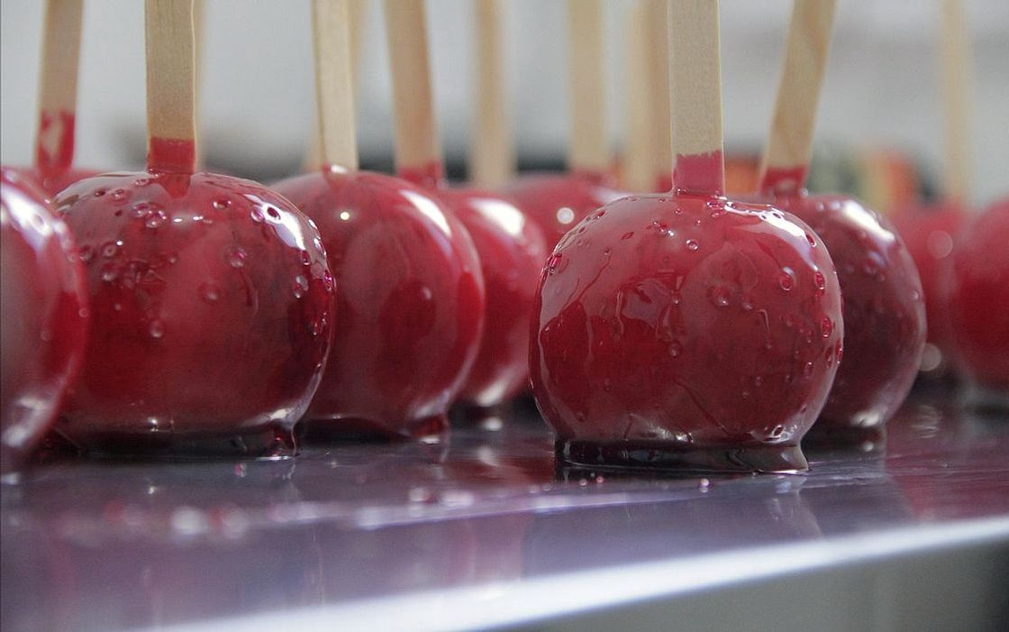 Un caramelo de canela tibio en un plato